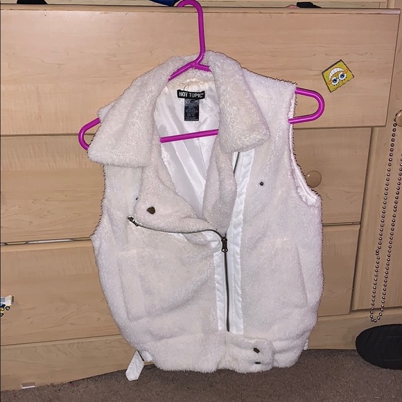 Hot Topic White Faux Fur Sleeveless Jacket - Picture 1 of 5